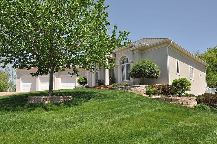 1st image of 1600 NW Sunridge Dr