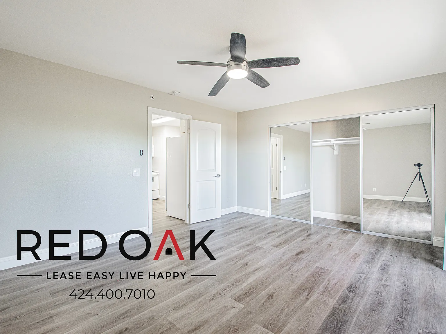 Stunning Two Bedroom with Balcony, Pool, In-Unit Washer/Dryer, and Included Parking ~ In Cathedra... — Photo 2