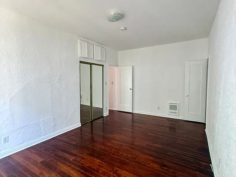 1534 Winona Blvd — Photo 13