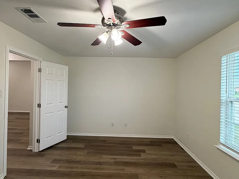 404 Kylar St — Photo 9