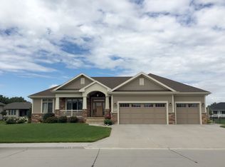 604 Sandalwood Dr, Grand Island, NE 68803