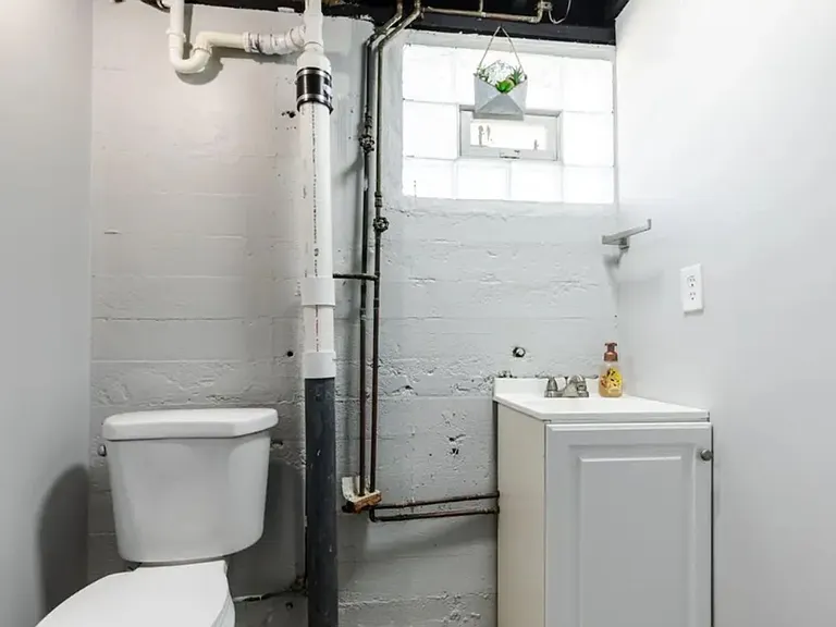 2556 Williams Ave — Photo 21