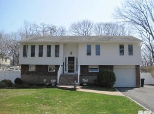87 Penny St, West Islip, NY 11795