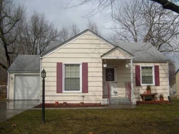 124 Sunset Dr, Junction City, KS 66441