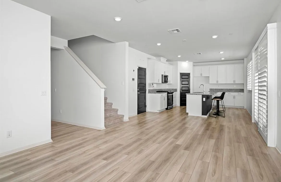 Building Photo - 40395 Birchfield Dr