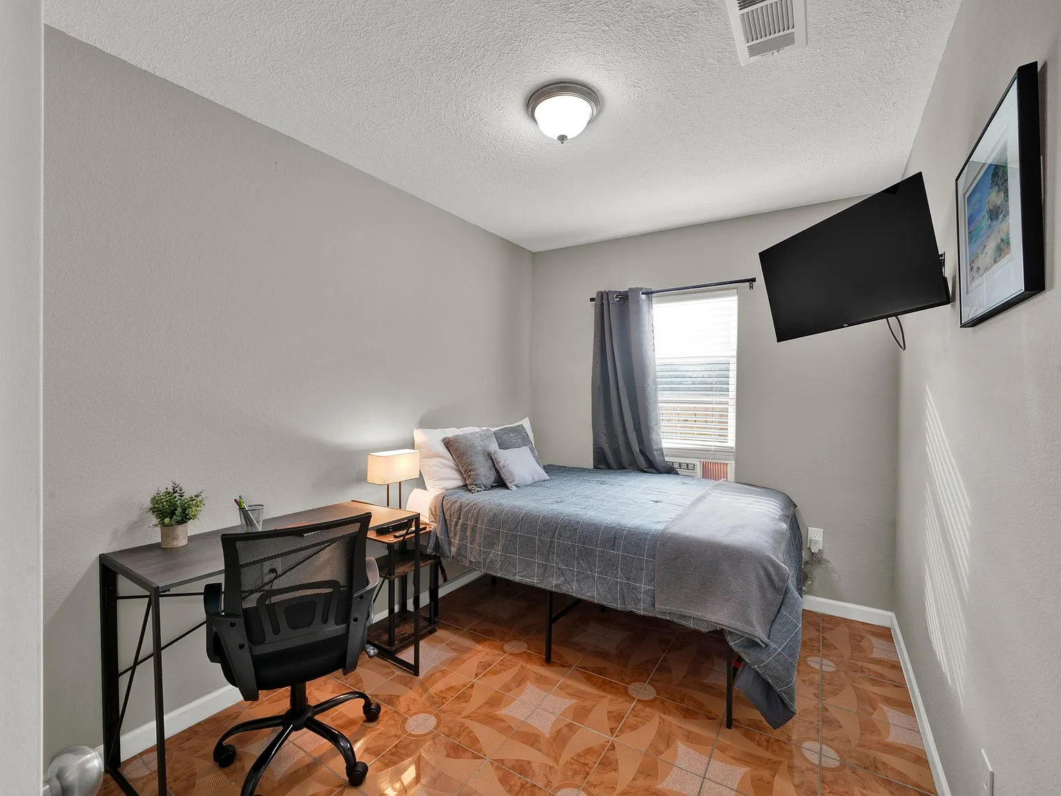 4 bed, 4.0 bath, 2244 sqft, $776 — Photo 1
