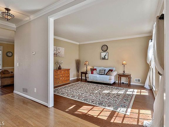 2nd image of 304 Cumberland Ct
