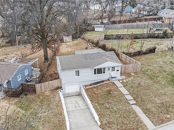 3rd image of 3511 Sloan Dr