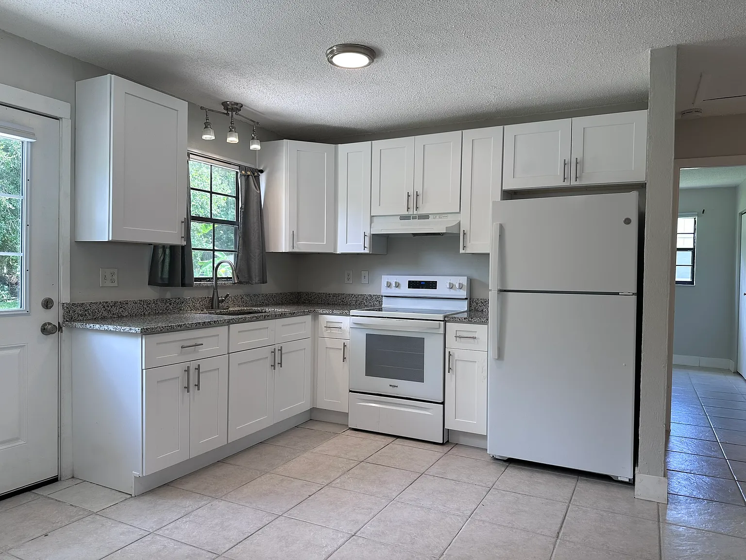 907 Royal Oak Ct — Photo 1