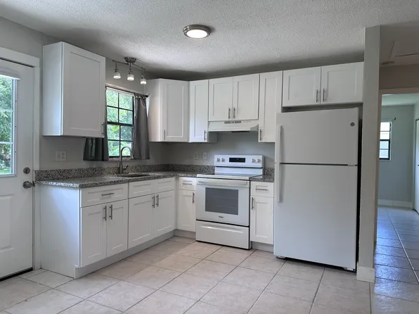 907 Royal Oak Ct, Daytona Beach, FL 32117