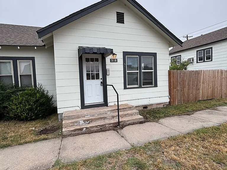 218 S Moore Ave — Photo 2