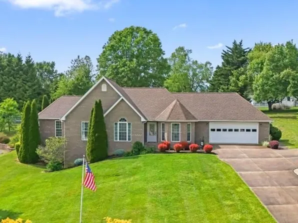 32582 Spring Crest Dr, Glade Spring, VA 24340