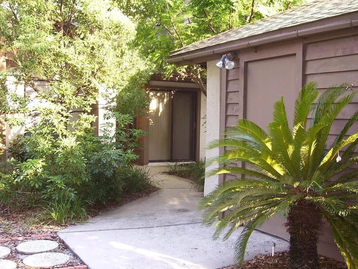2 bed, 1100 sqft, $2,200 — Photo 2