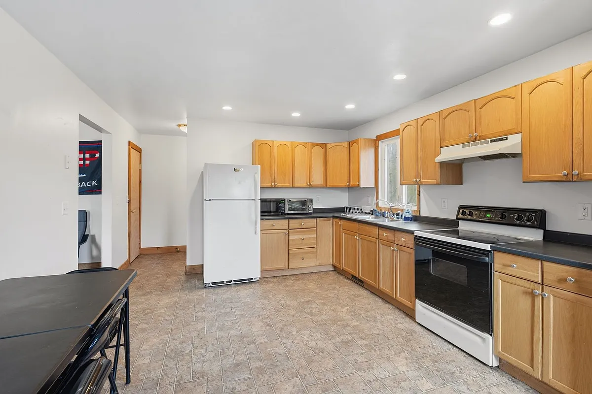 Building Photo - 1181 Russell Rd #A