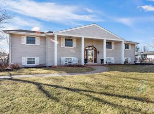 16 Oak Ridge Ln, Deer Park, IL 60010