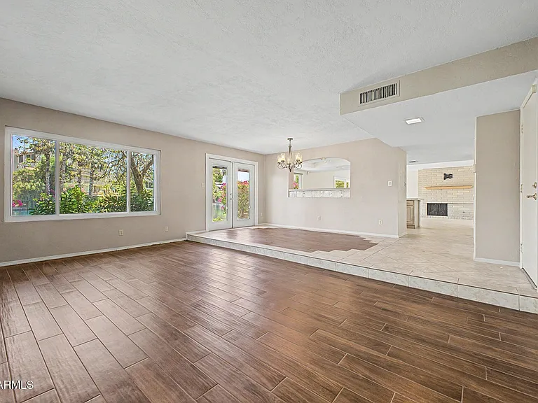 965 E Lamplighter Ln — Photo 4