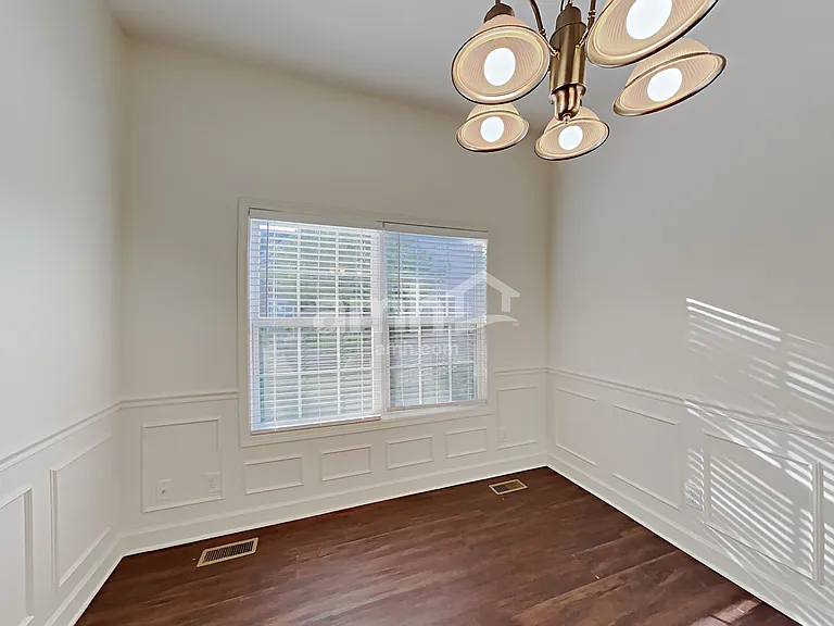 1105 Clay Ct — Photo 6