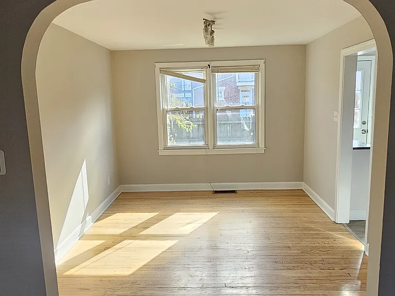 534 E Frederick St — Photo 4