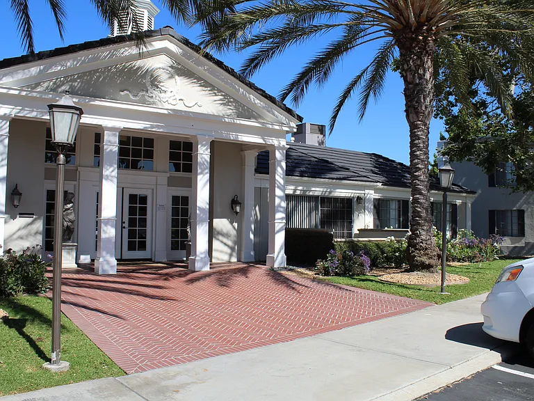 Versailles on the Lake Apartments — Photo 25