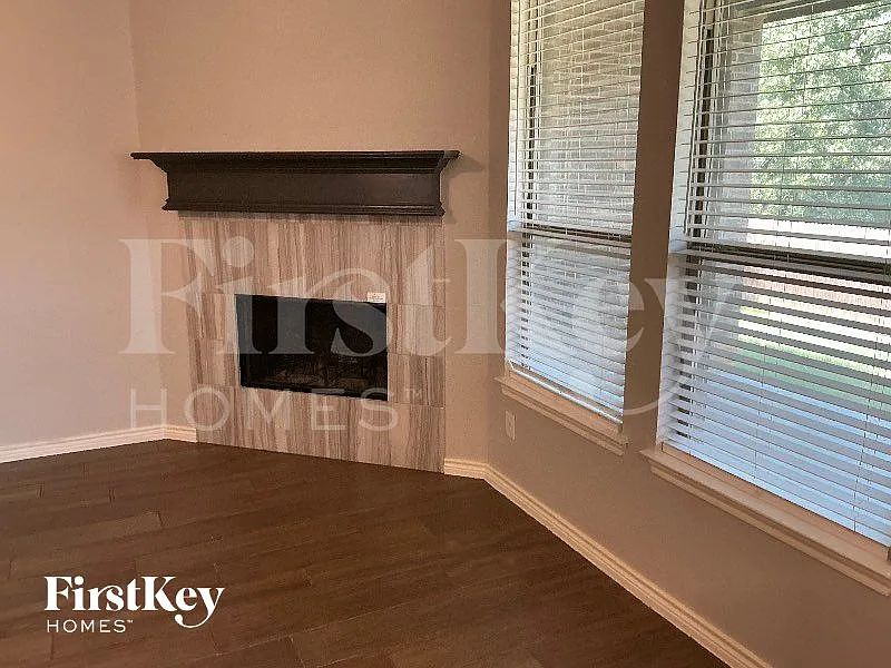 3 bed, 2.0 bath, 2267 sqft, $3,060 — Photo 2