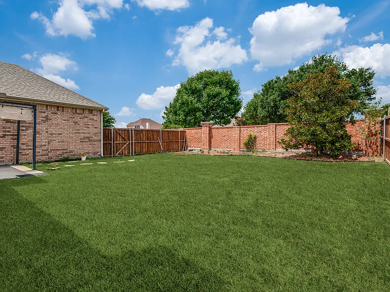 323 Del Cano Dr — Photo 28