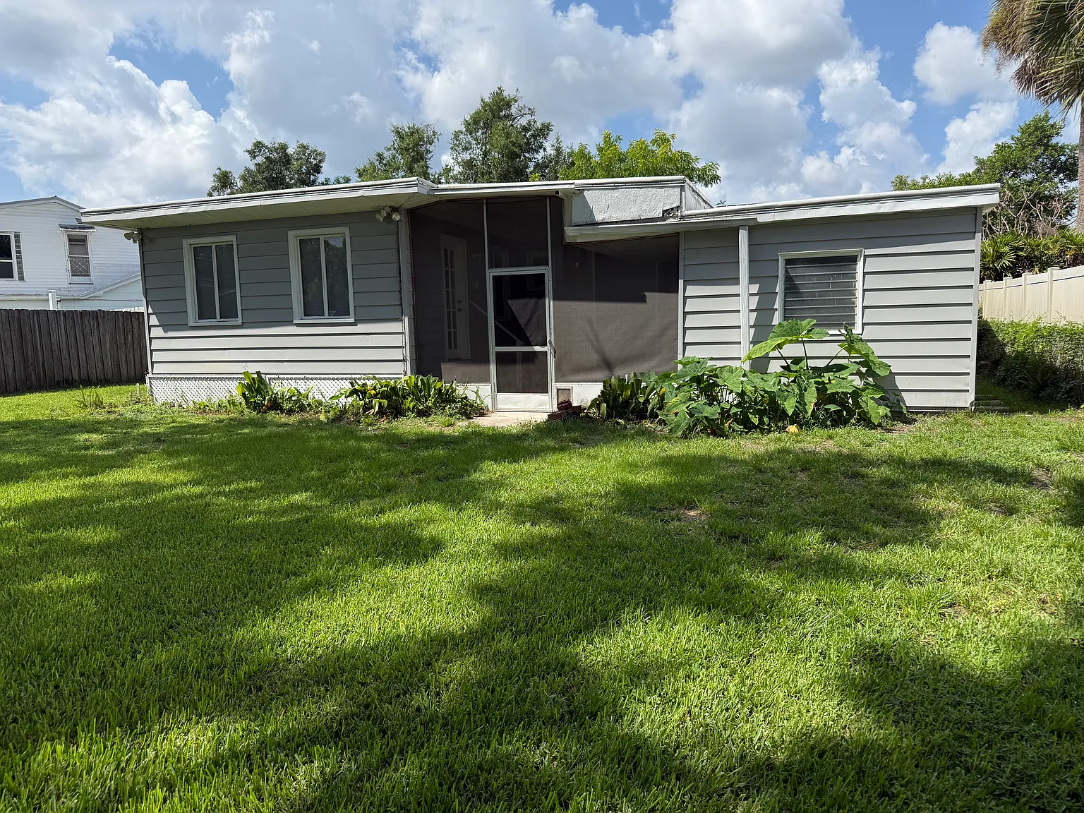 1529 Iowa Pl — Photo 2