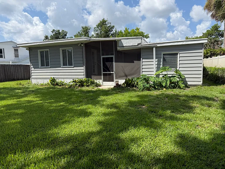 1529 Iowa Pl — Photo 2