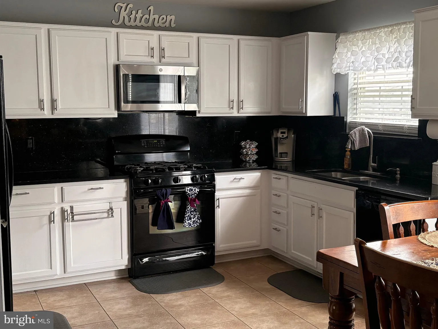 4 bed, 3.5 bath, 2914 sqft, $2,950 — Photo 4