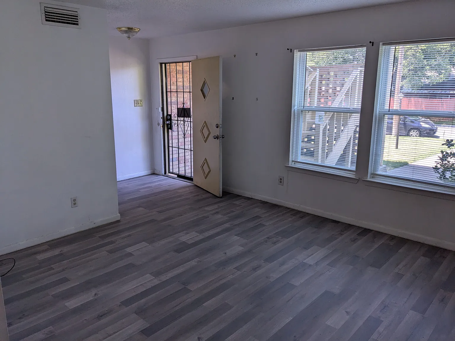 2 bed, 1.5 bath, 1240 sqft, $1,250 — Photo 1