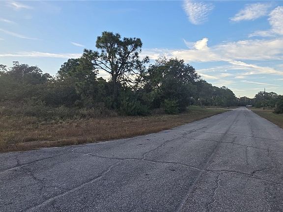 3rd image of 122 Pixie Ave