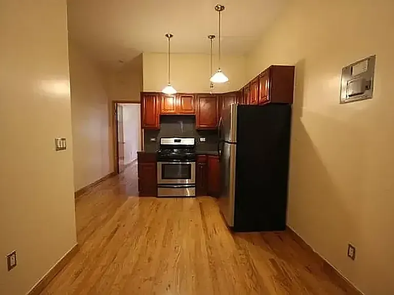 304 Stanhope St #1R — Photo 3