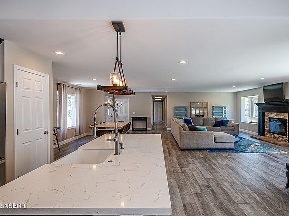 5th image of 266 Foxenwood Dr