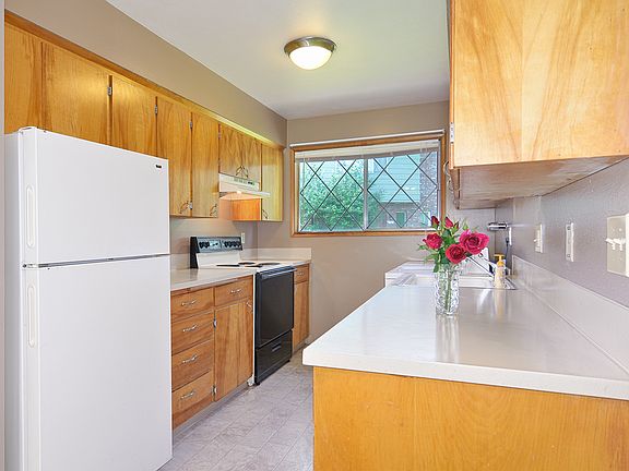 4th image of 2068 NE Hogan Dr