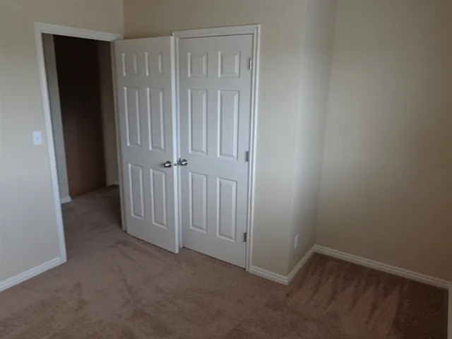 6 bed, 3.0 bath, 2016 sqft, $2,605 — Photo 4