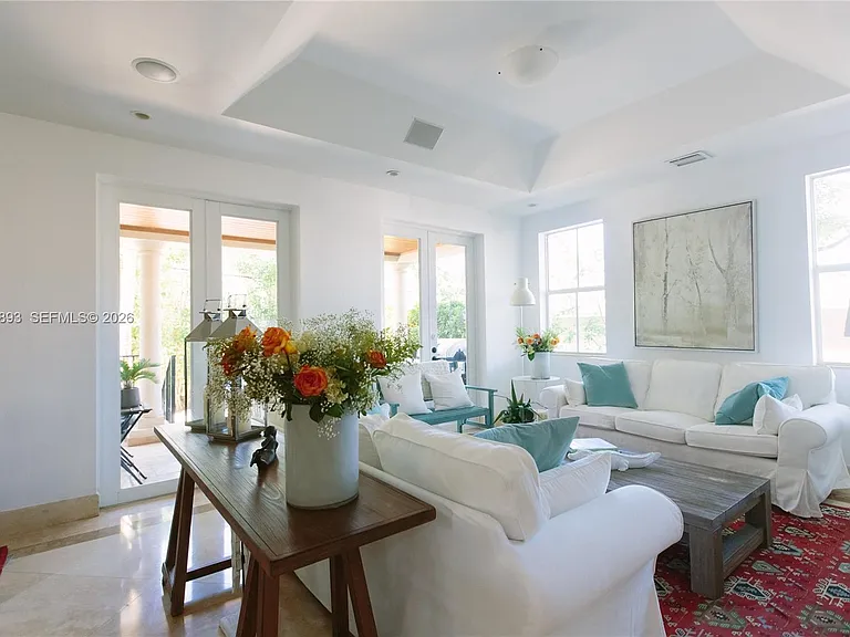 335 W Enid Dr — Photo 2