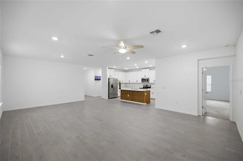 4 bed, 3.0 bath, 2039 sqft, $2,000 — Photo 2