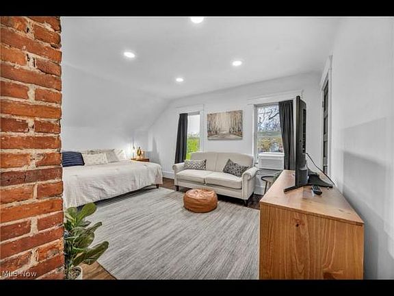 4th image of 1354 W 69th St #B