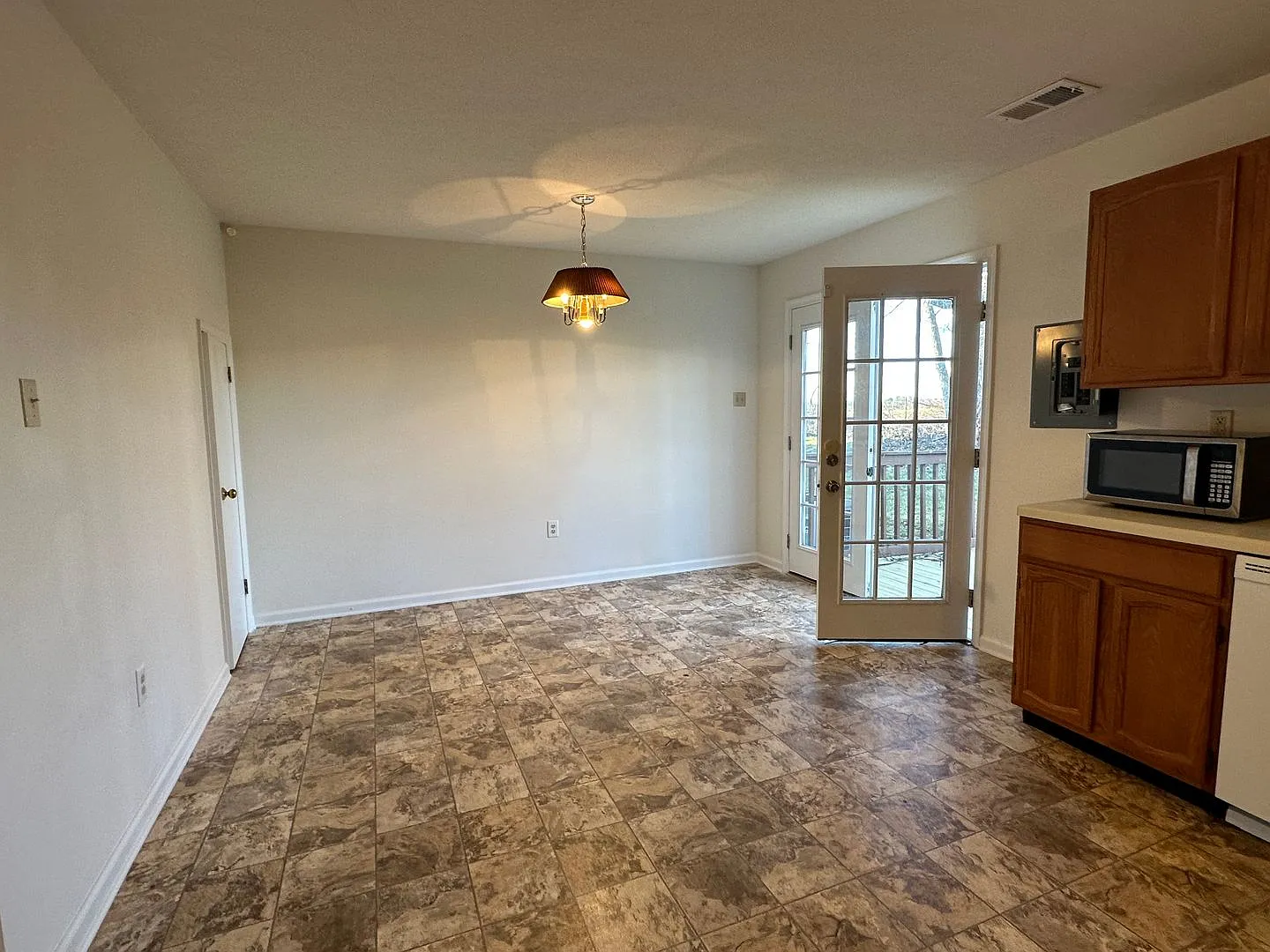 606 Tudor Dr — Photo 4