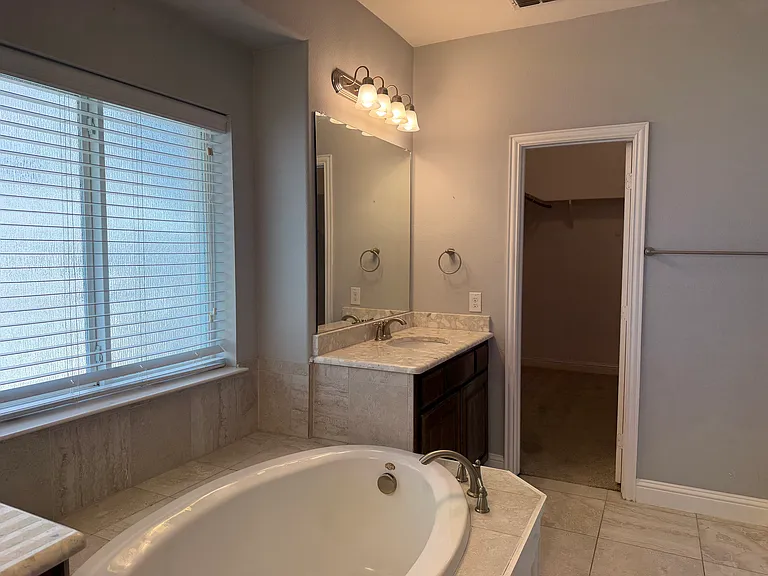 2417 Kingsgate Dr — Photo 18