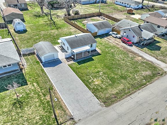 3rd image of 3421 E Leafdale Ave