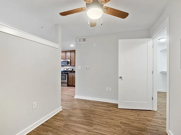 924 E 51st St #101 — Photo 18