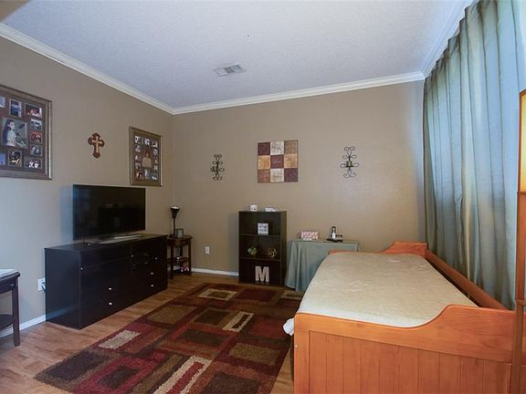 5th image of 1043 Pondview Dr