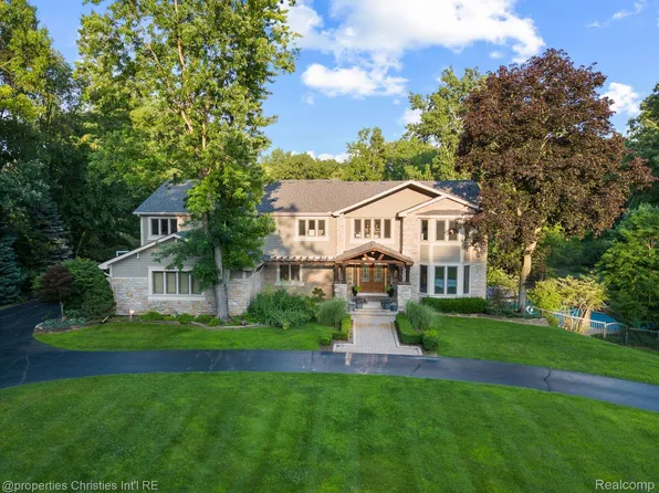 5635 Paint Valley Dr, Rochester, MI 48306