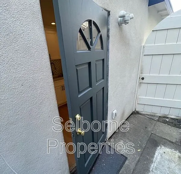 4327B Essex St — Photo 8