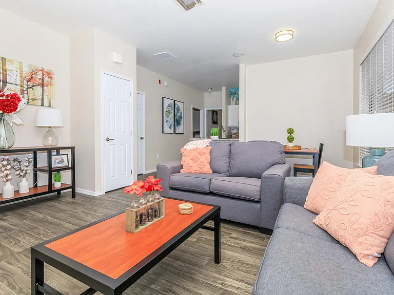 Riverwalk Luxury Apartments — Photo 6