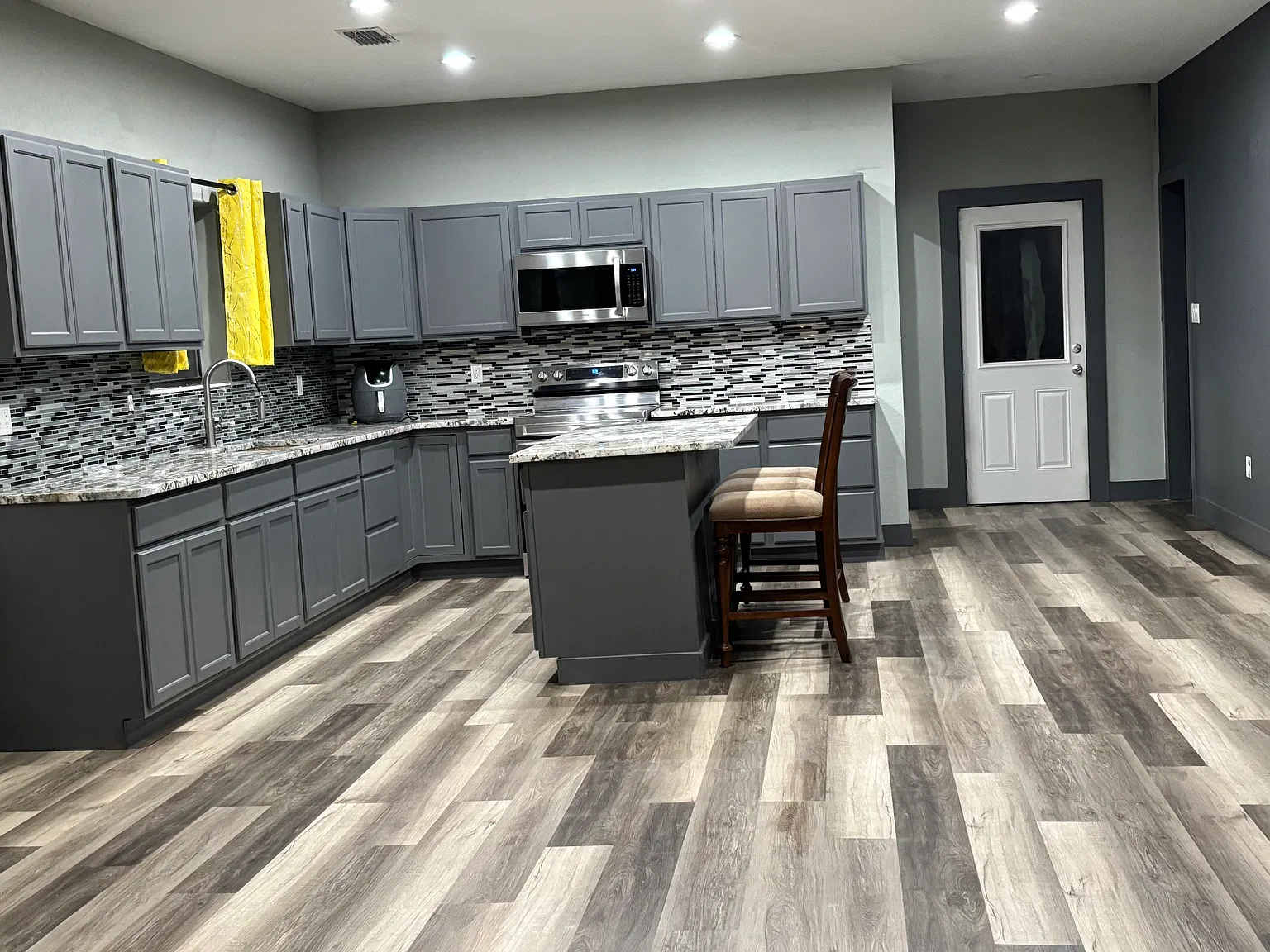 3 bed, 2000 sqft, $2,200 — Photo 3