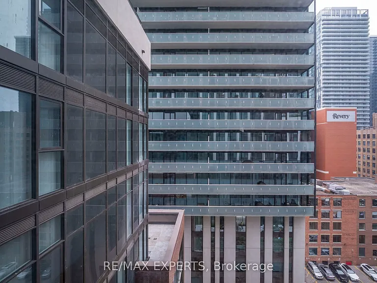 400 King St W #1028 — Photo 23