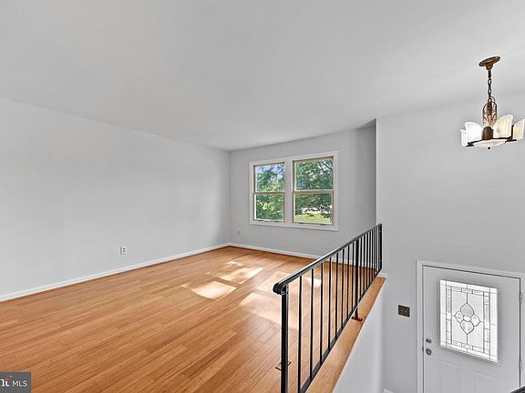 3rd image of 817 Belfast Rd