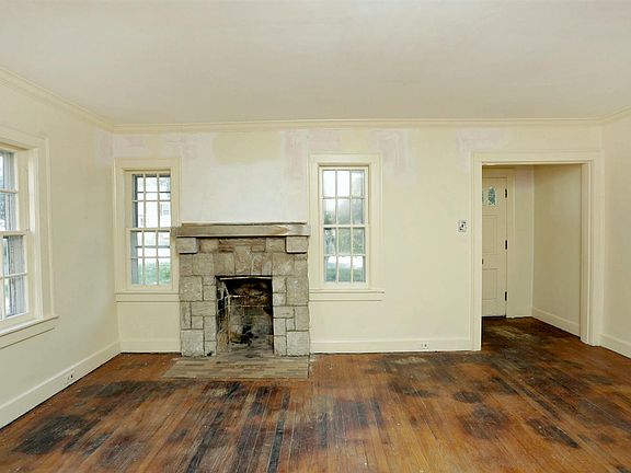5th image of 276 Montgomery Ave