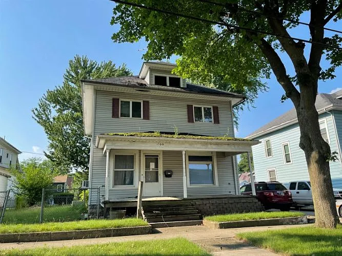 309 E William St photo 1